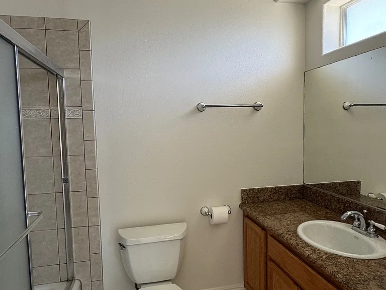 En-suite 2nd master bathroom