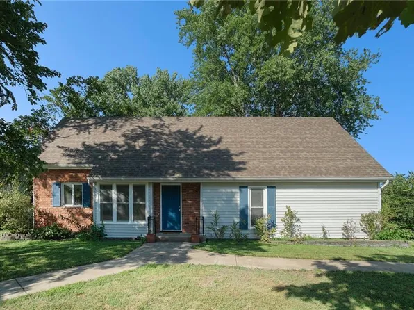 212 S Montclaire Dr, Olathe, KS 66061