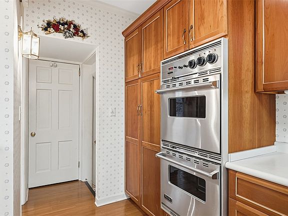 5th image of 210 Rutledge Dr