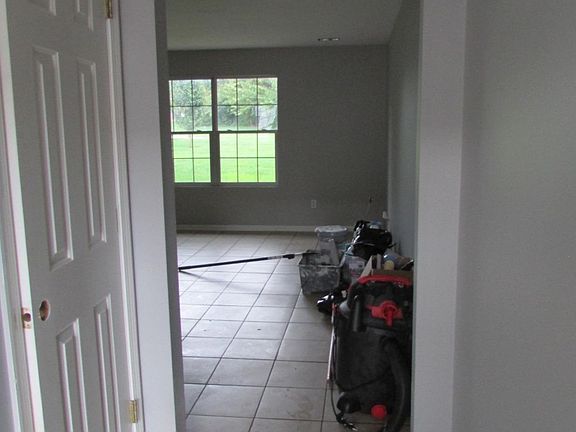 2nd image of 921 Altamont Ct APT B