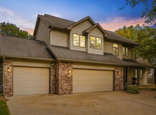 1003 Lakeview Dr, Cedar Falls, IA 50613