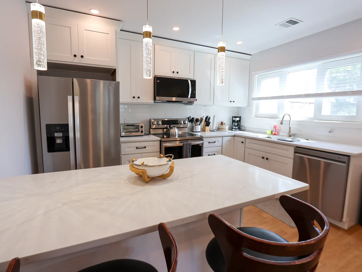 2 bed, 900 sqft, $7,975 — Photo 4