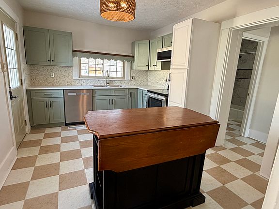 3rd image of 921 S Washington St