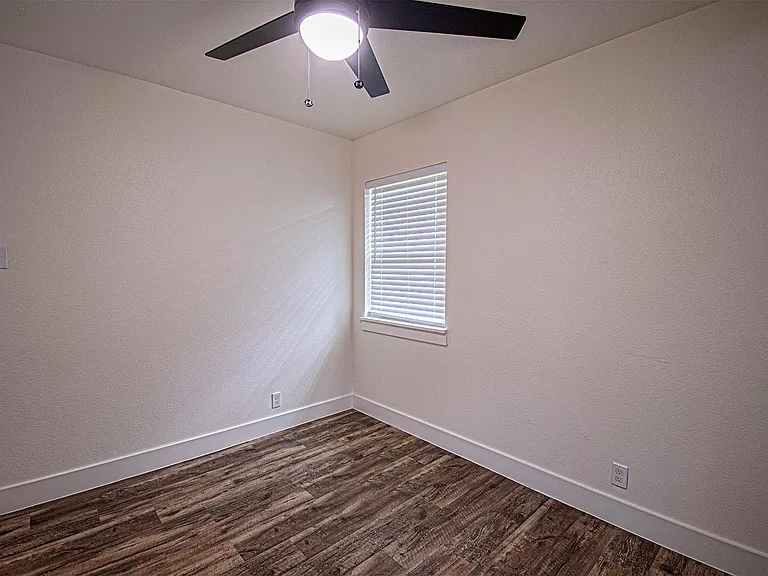 551 E Burks St — Photo 17