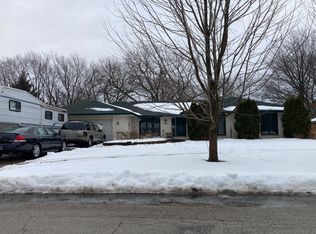 390 N Kingsway Dr, Aurora, IL 60506