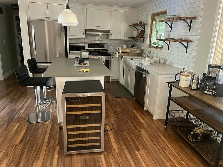 Custom Kitchen: Island w/Storage, Stainless-Steel Appliances, Crown Mouldings, Beverages