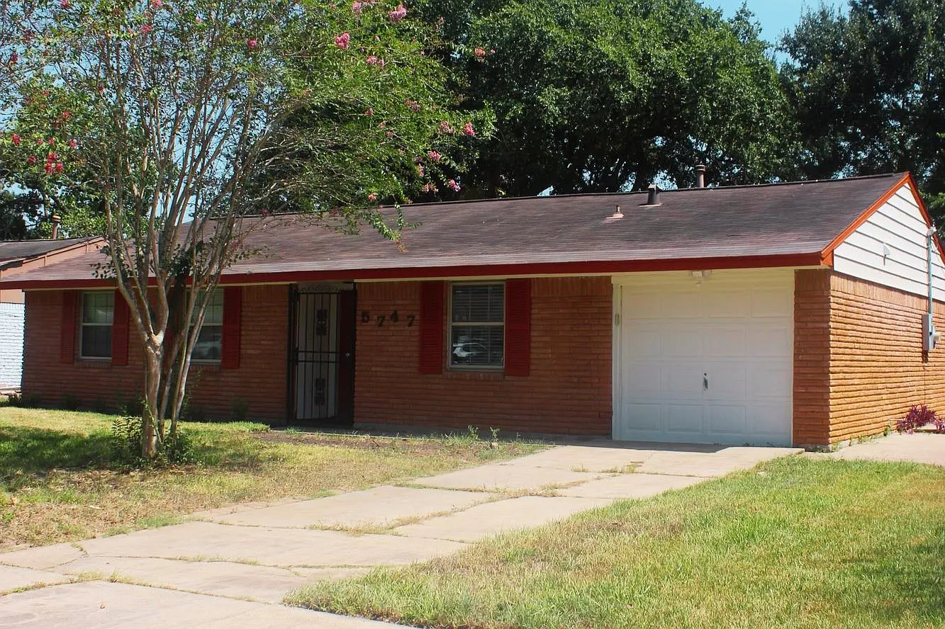 3 bed, 1.5 bath, 1240 sqft, $1,700 — Photo 1