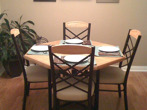 5th image of 422 Kensington Ct