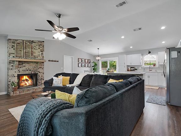 4th image of 3012 Pink Star Ct