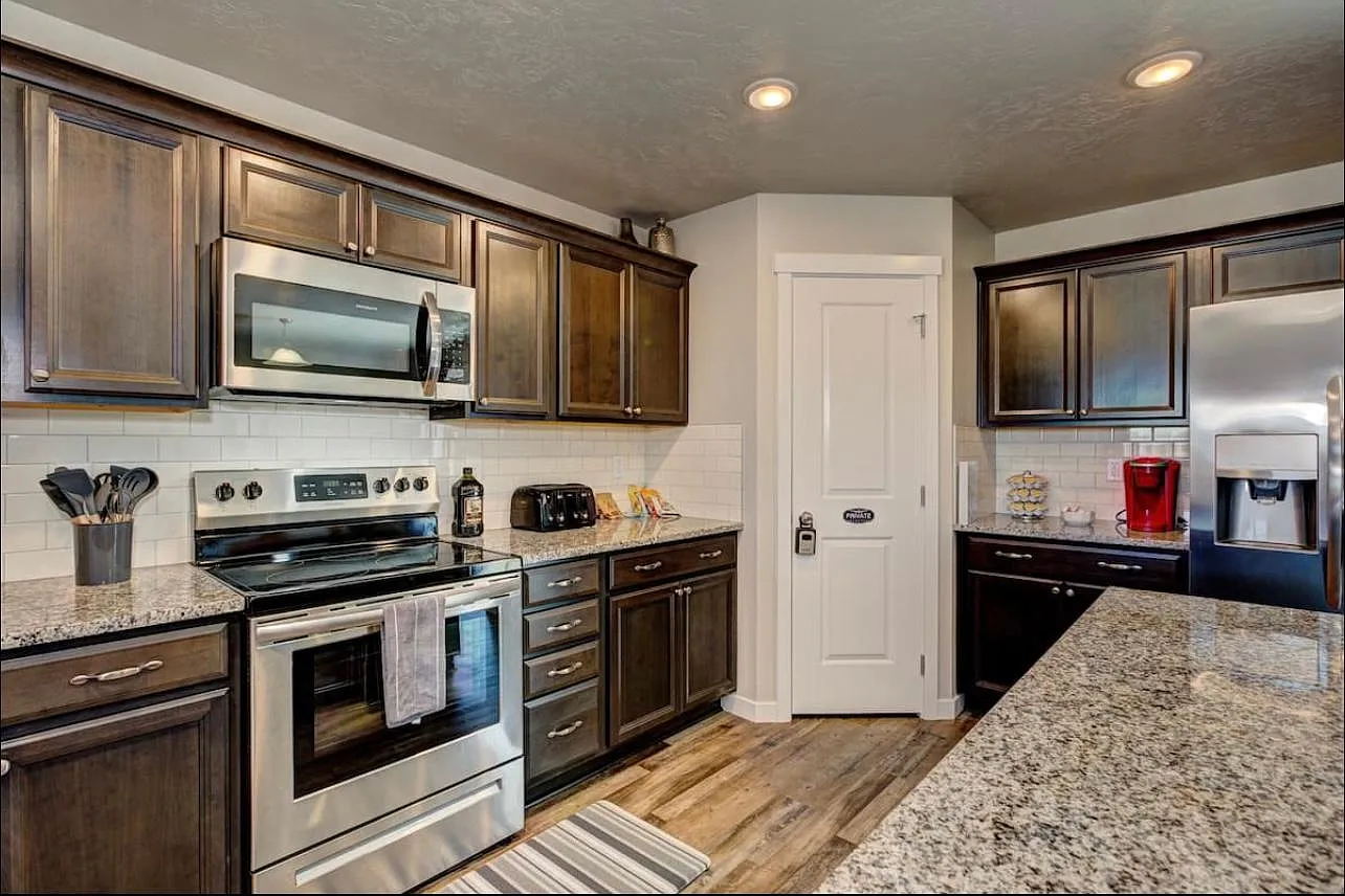 4 bed, 2.5 bath, 2680 sqft, $2,695 — Photo 2