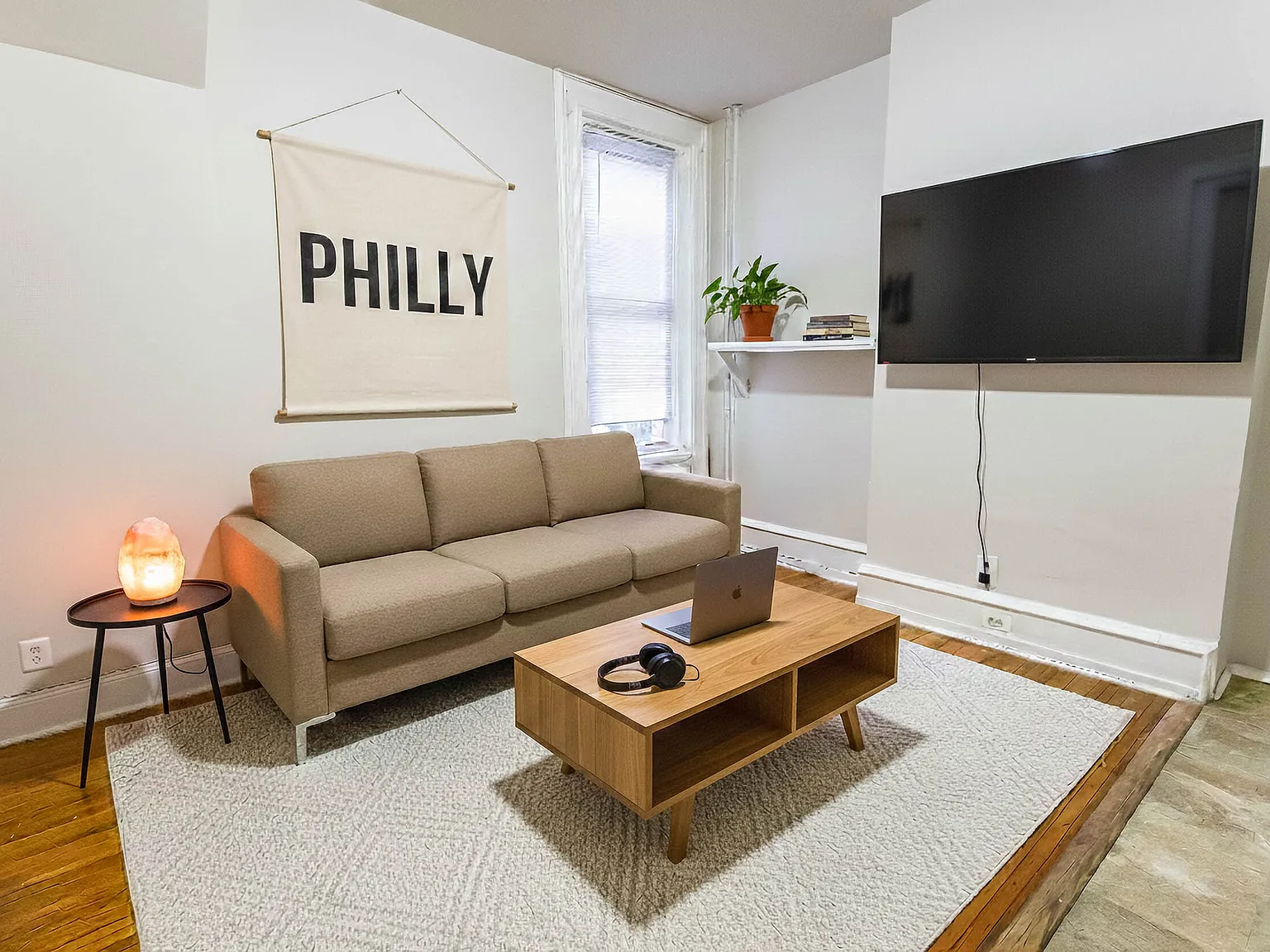 3 bed, 650 sqft, $2,100 — Photo 1