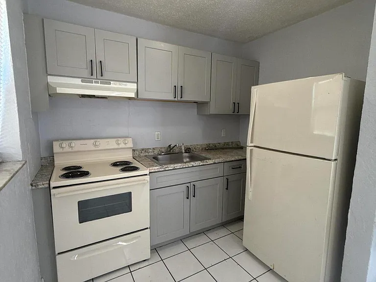 720 SW 7th St #4 — Photo 6