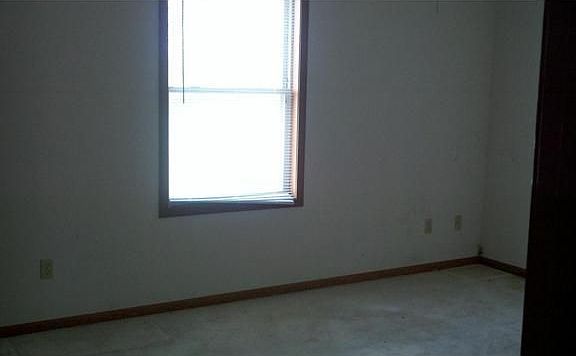 4th image of 992 S Valley River Dr