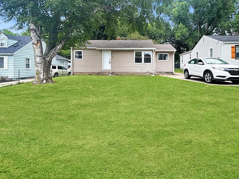 2100 Dawson Ave NE — Photo 1