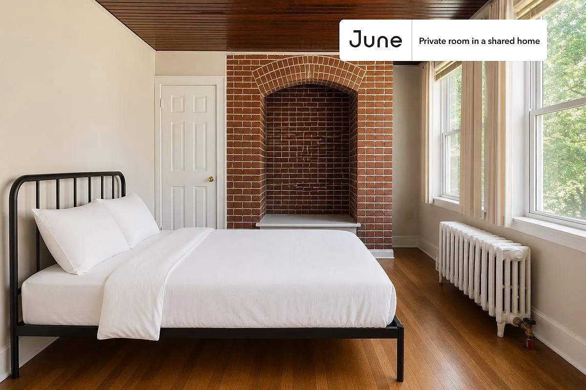 Queen bedroom in 9 bed/2 bath home in Brighton #1341 A — Photo 1