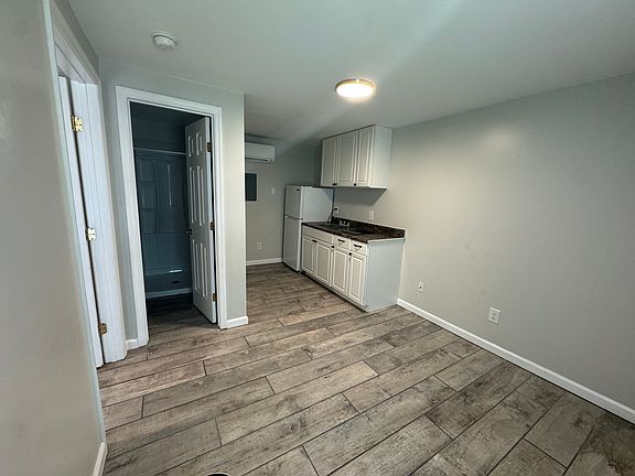 2nd image of 905 Riverside Dr #9