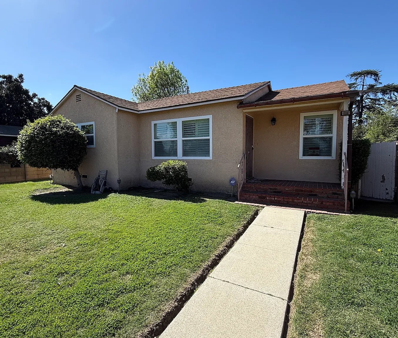 2 bed, 890 sqft, $3,300 — Photo 1