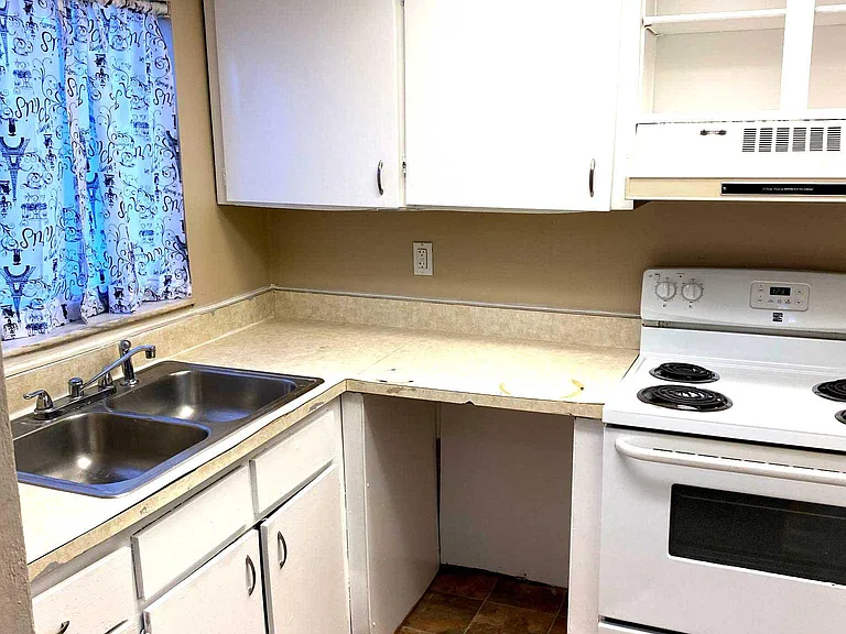 504 SW 67th Ter #C — Photo 10