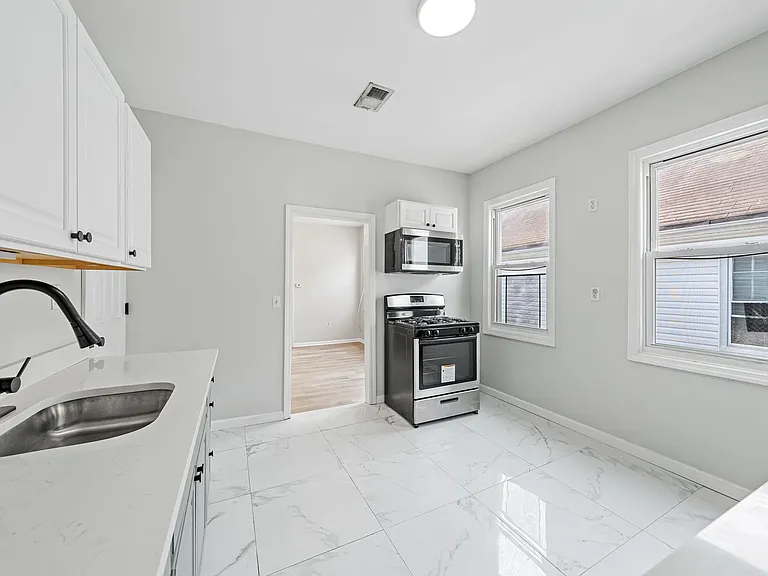 210 W Price St — Photo 4