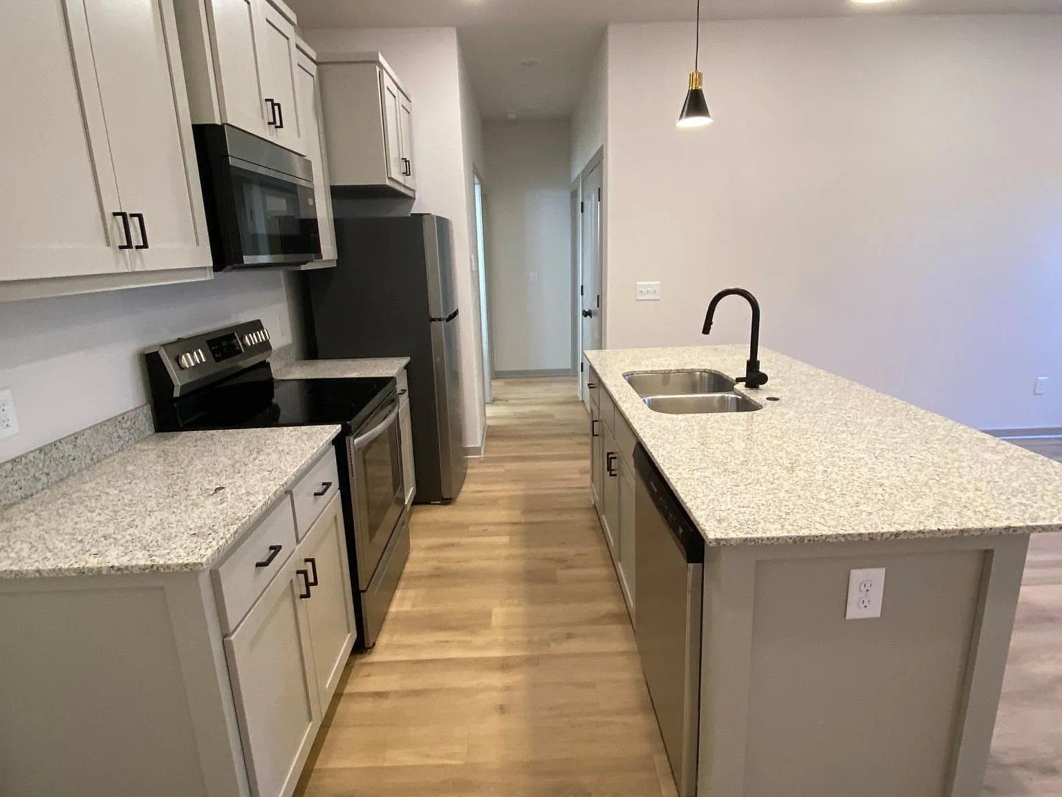 2 bed, 881 sqft, $1,200 — Photo 3