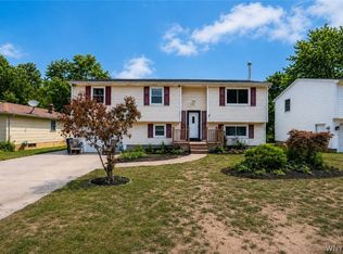 14 E Park Dr, Lockport, NY 14094