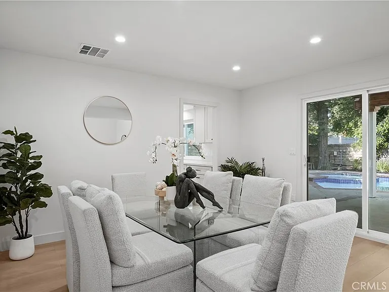6221 Mammoth Ave — Photo 10