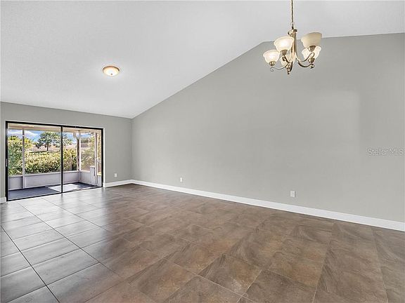 4th image of 162 Coralwood Cir