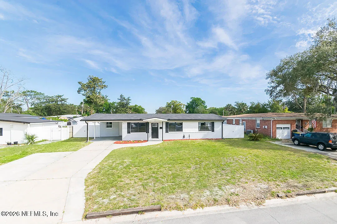 3 bed, 2.0 bath, 1828 sqft, $2,000 — Photo 2