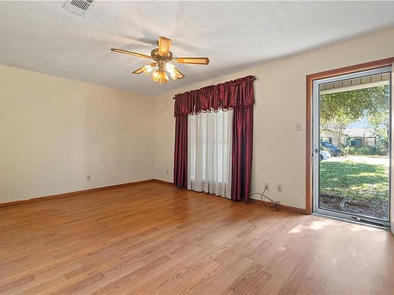 3rd image of 616 Meadowlark Dr