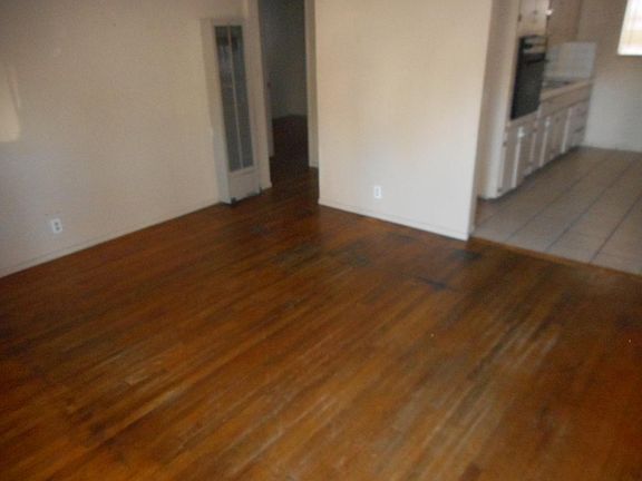 2nd image of 906 S Van Buren St