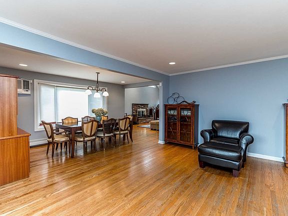 3rd image of 1586 Lakeview Dr