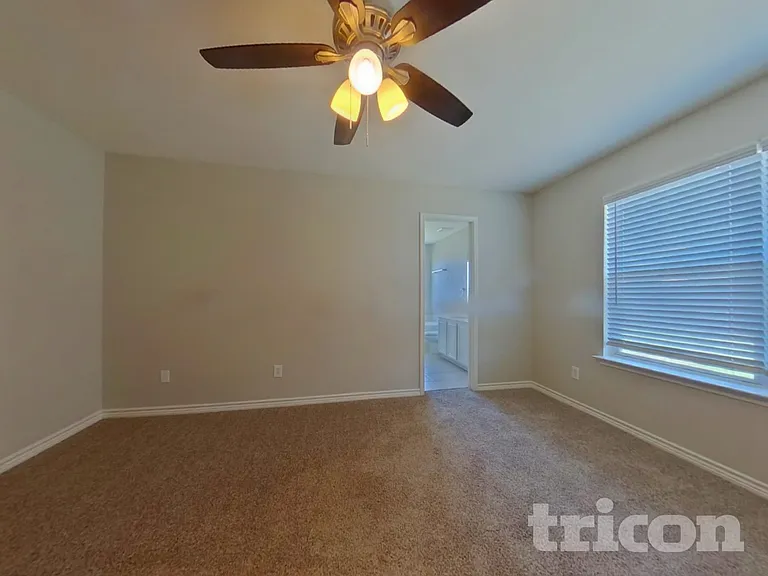 233 Amherst Dr — Photo 7