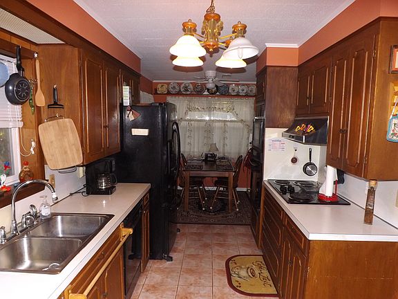 5th image of 1260 Roberts St