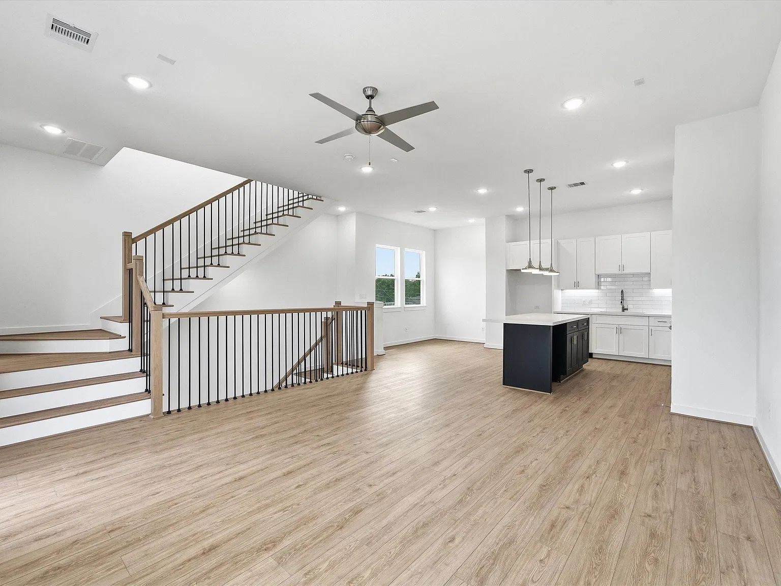 3 bed, 3.5 bath, 1809 sqft, $2,600 — Photo 2