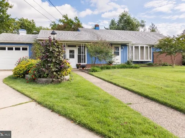 61 Holly Dr, Woodbury, NJ 08096