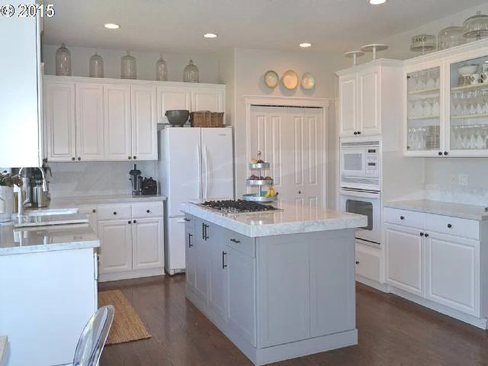Stunning Home - Spacious Rooms - 4th Room upstairs for den or bedroom — Photo 2