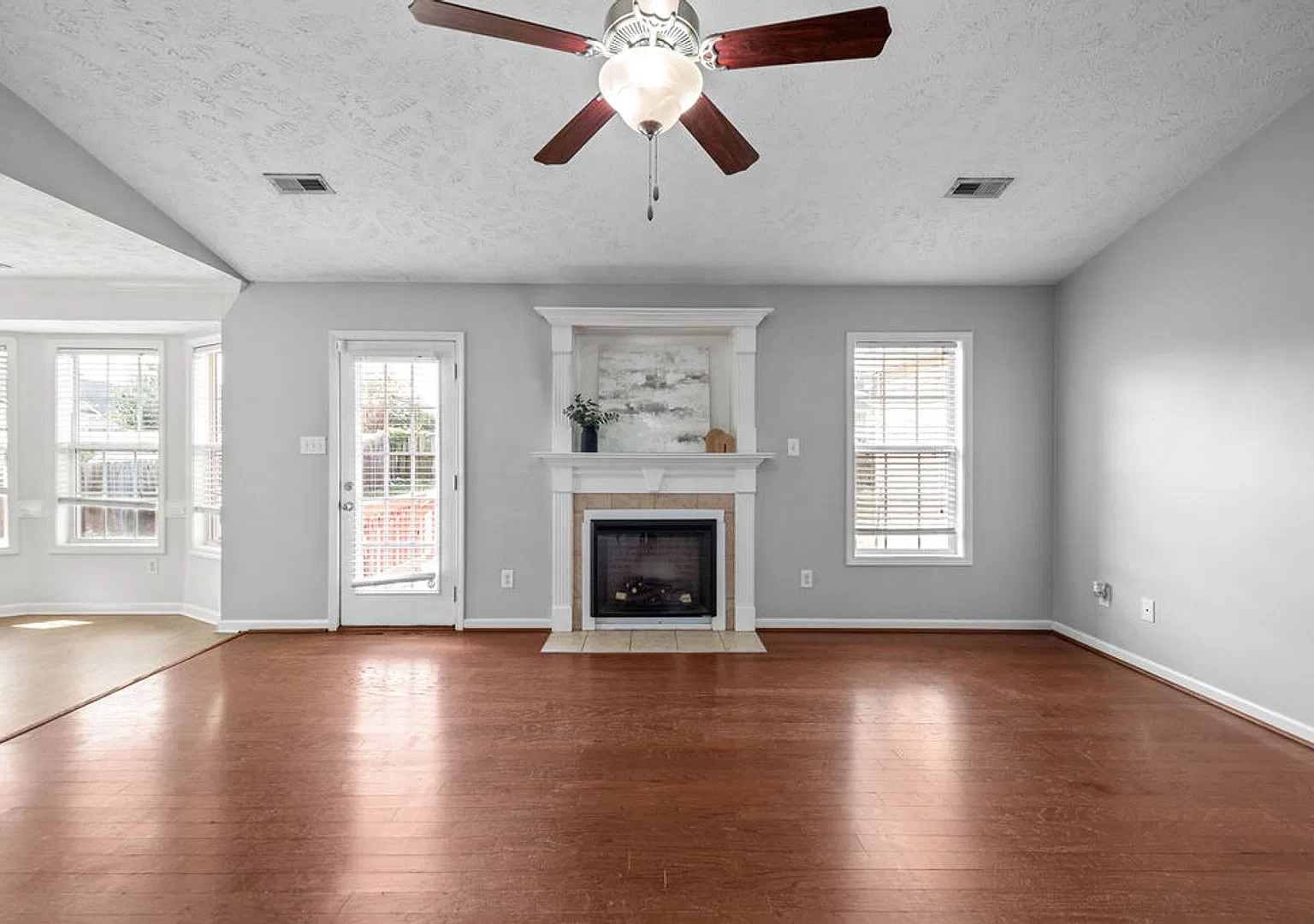 3 Bed 2 Bath Home with Bonus Room — Photo 4