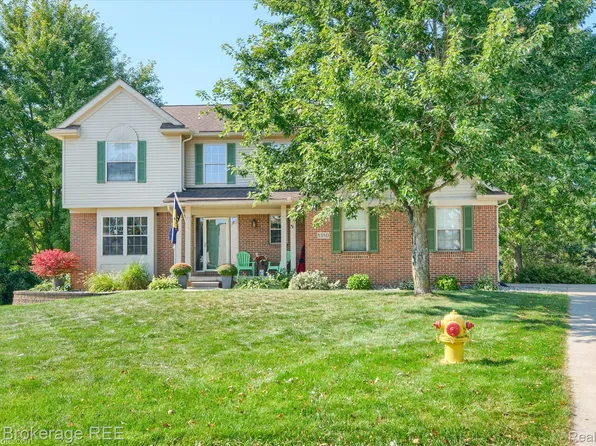 8380 Hunt Club Ct, Grand Blanc, MI 48439