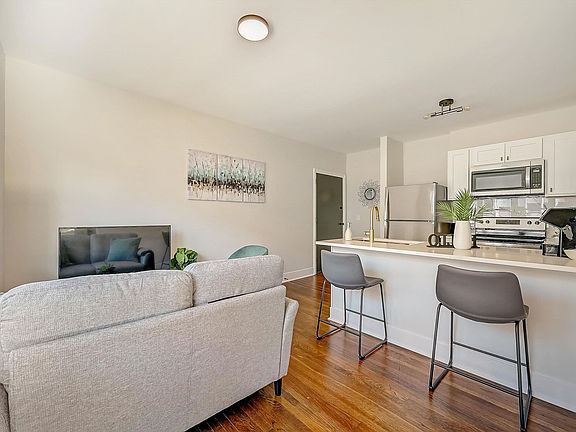 4th image of 2624 Victory Pkwy #208