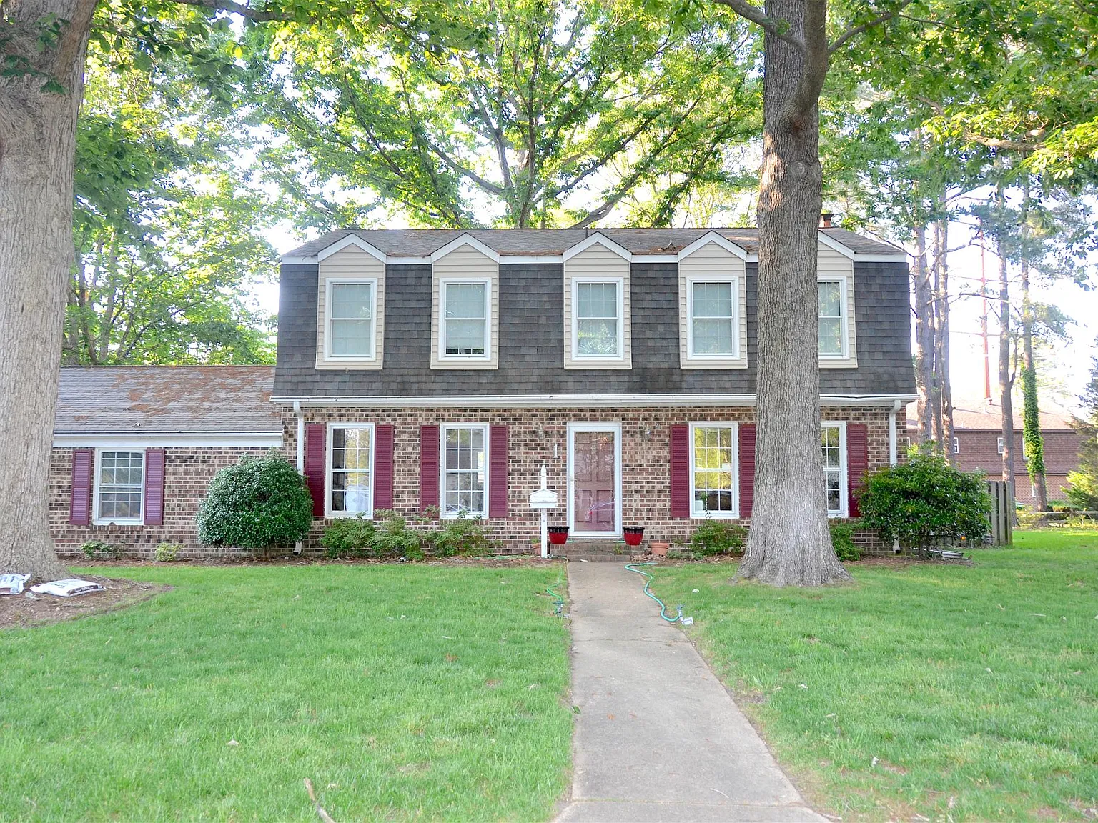 4 bed, 2.5 bath, 2219 sqft, $2,600 — Photo 2