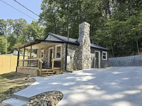 1471 Dover Ln, Dandridge, TN 37725