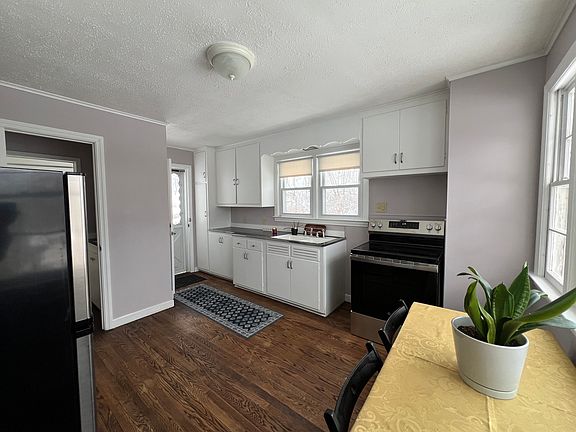 Eat-in kitchen with brand new appliances