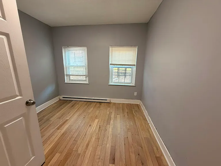 142 Rowe St #1B — Photo 4