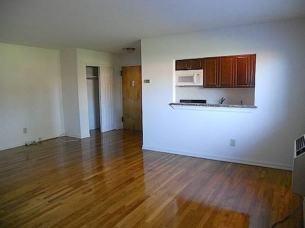 2nd image of 2 Wildwood Gdns APT 1F