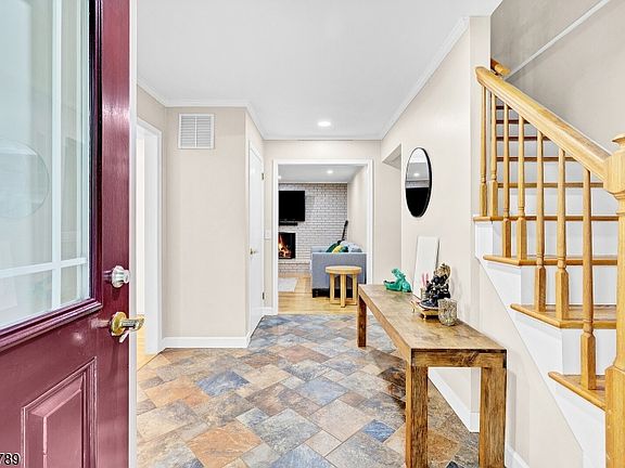 3rd image of 151 Cottage Pl W