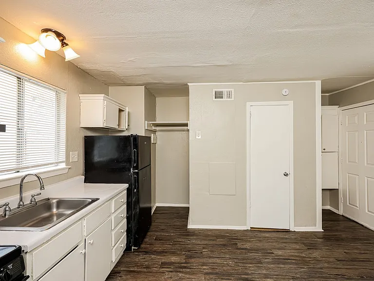 Monarch Court — Photo 16