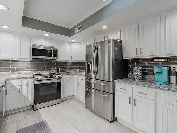 4th image of 808 Frederica St APT 2