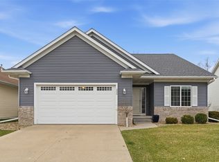 220 S Blairsferry Xing, Hiawatha, IA 52233