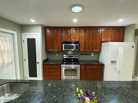 3rd image of 1518 E Bishop Dr