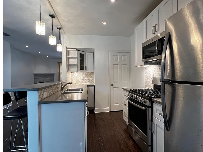 248 E Queen Ln — Photo 6